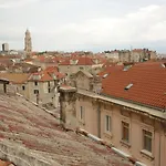 Center Lucia -split Center- Apartman *