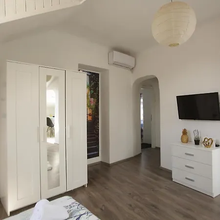 Center Lucia Apartment *